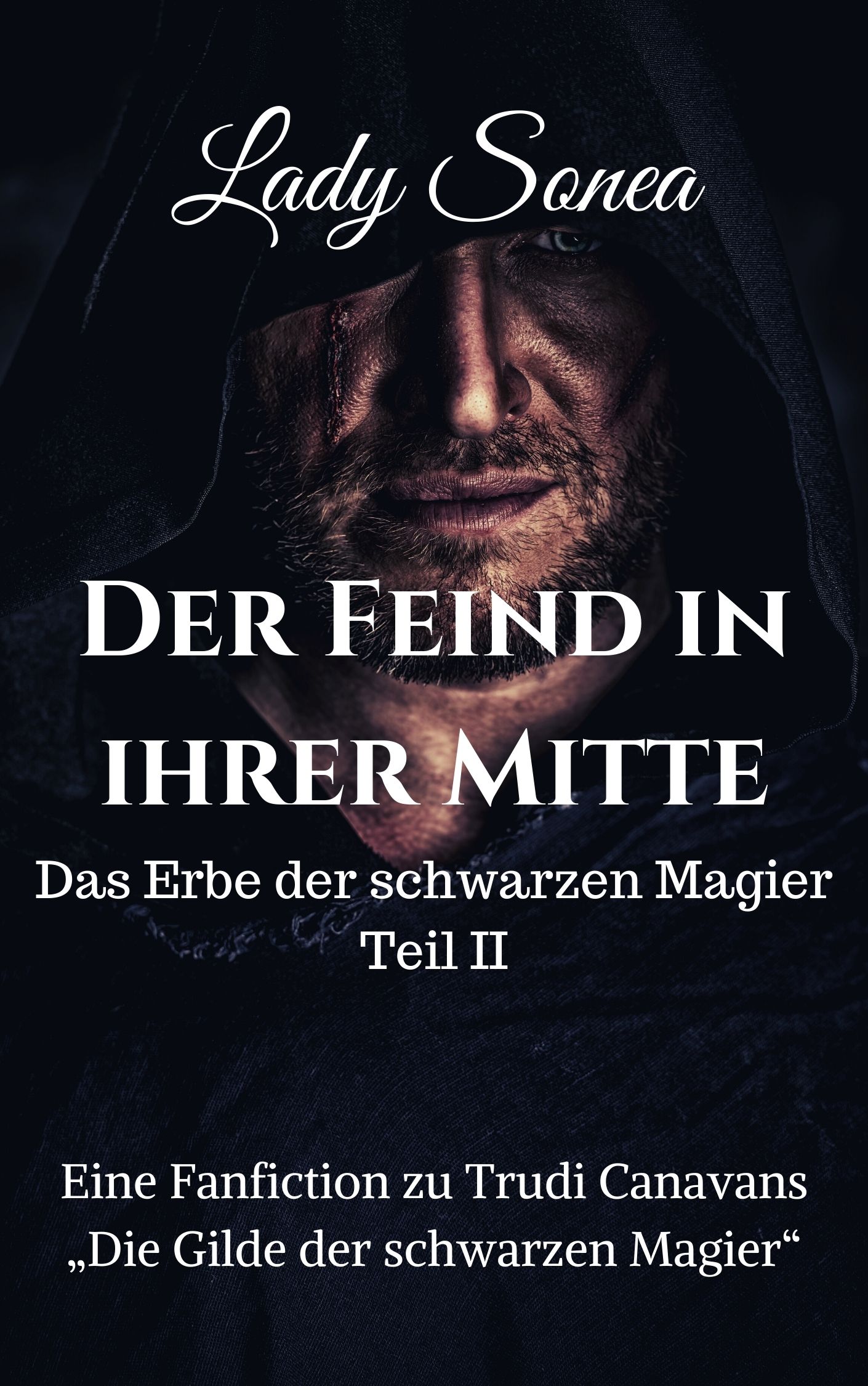 Titel Cover „Das Erbe der schwarzen Magier II – Der Feind in ihrer Mitte“ von Lady Sonea. Das Cover ist dunkel gehalten und zeigt das Gesicht eines Mannes, der einen schwarzen Umhang trägt und die Kapuze übergezogen hat. Auf seiner rechten Narbe ist eine Wange und er ist unrasiert. Auf dem Cover stehen in weißer Schrift der Titel und der Name der Autorin. Darunter steht geschrieben: „Eine Fanfiction zu Trudi Canavans Die Gilde der schwarzen Magier“.